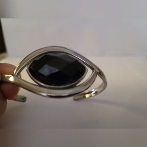 Cuff bracelet. Done in oval shape faceted onyx.
